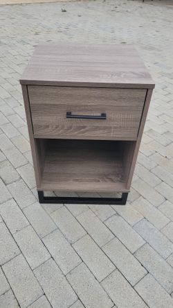 Night stand with one drawer