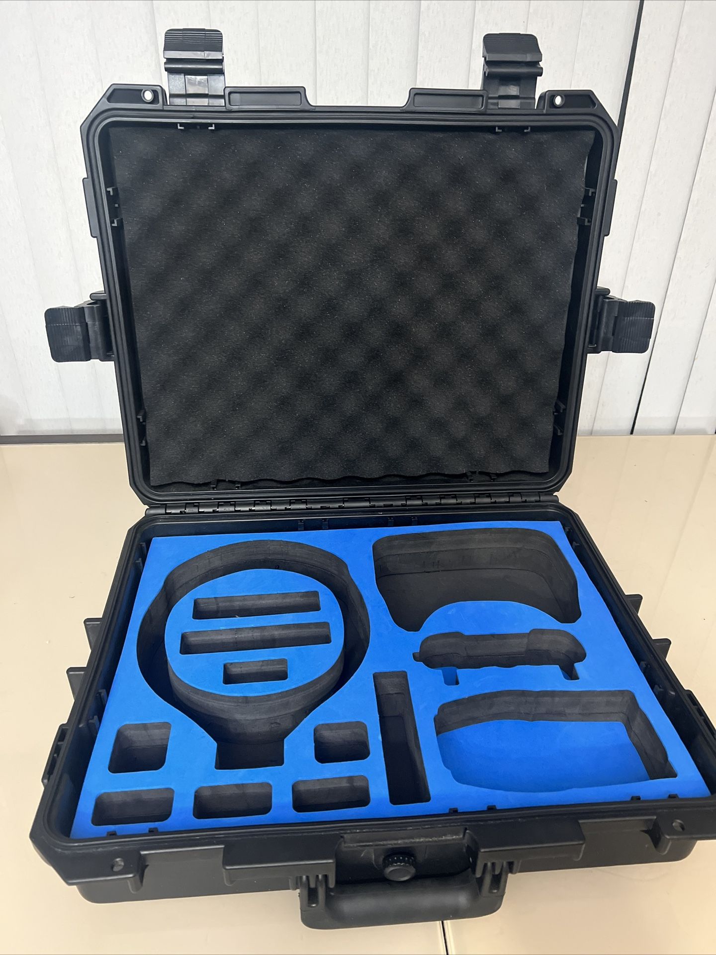 ULTIMAXX Waterproof Hard Case for DJI VR Goggles & DJI Mavic Air Case Only.  Used in good condition with minor cosmetic blemishes. These blemishes are