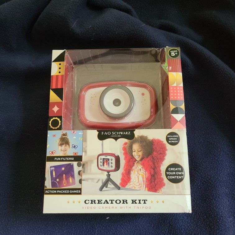 FAO SCHWARZ, kids Camera With Tripod. New In Box