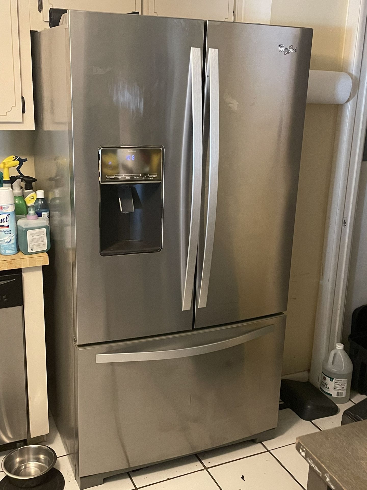 WHiRLPOOL REFRiGERATOR