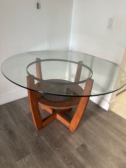 Round dinner table