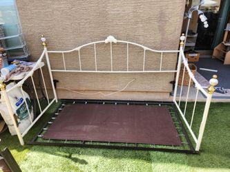 Charming Wrought Iron Day Bed / Twin Bed – White, Gold and Floral