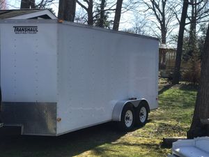 Photo 7’x18’ V nose enclosed 7k dual axle trailer 2011