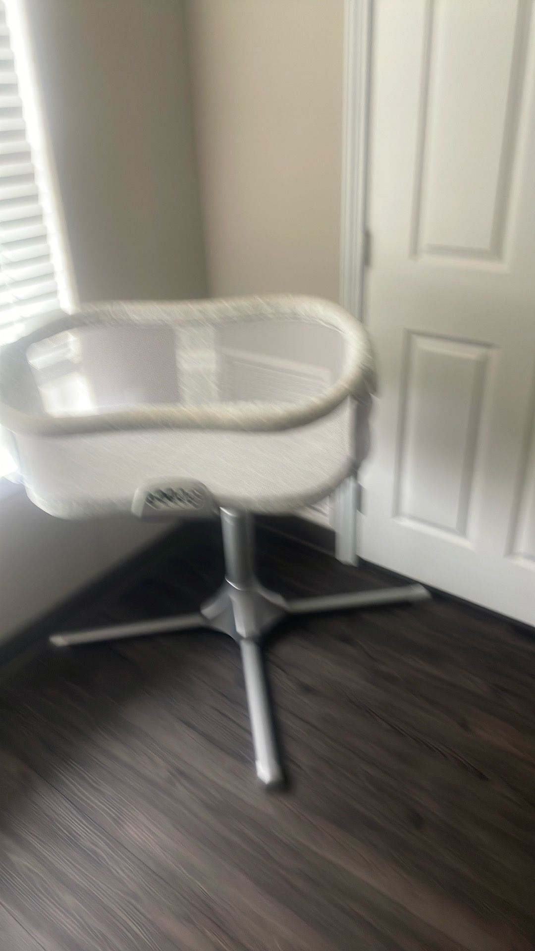 Vibrating bassinet