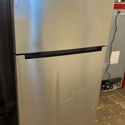 Vissani MDTF18SSR 18 cu. ft. Top Freezer Refrigerator  Q