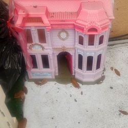 Loving Family Doll House