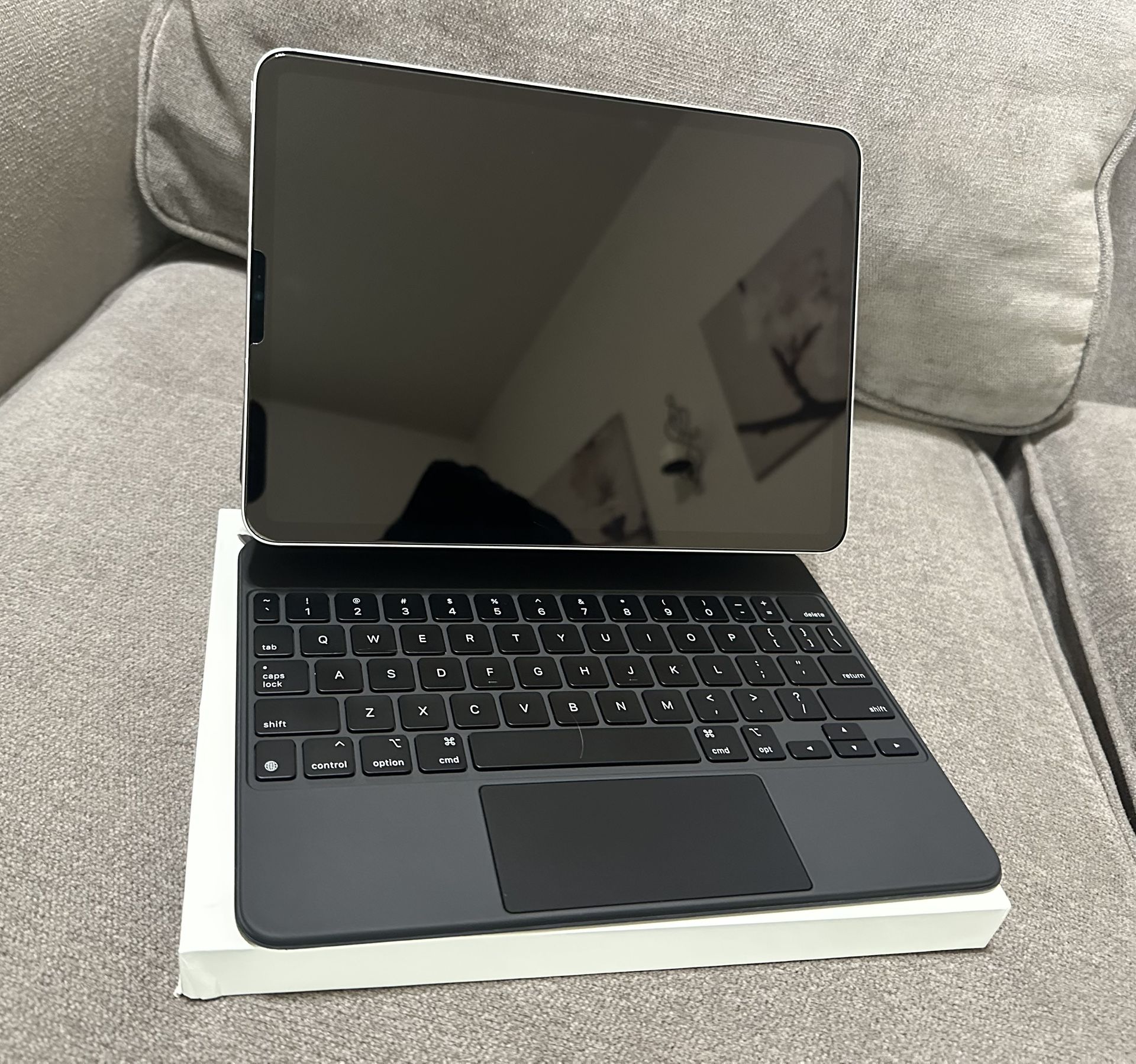 iPad Pro 11-Inch (4th Gen) WiFi+Cellular 128GB / Magic Keyboard