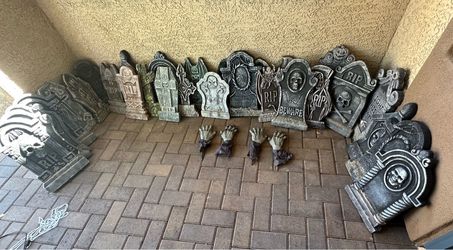 HALLOWEEN DECORATIONS - (x30) Grave yard tombstones and (X4) zombie hands
