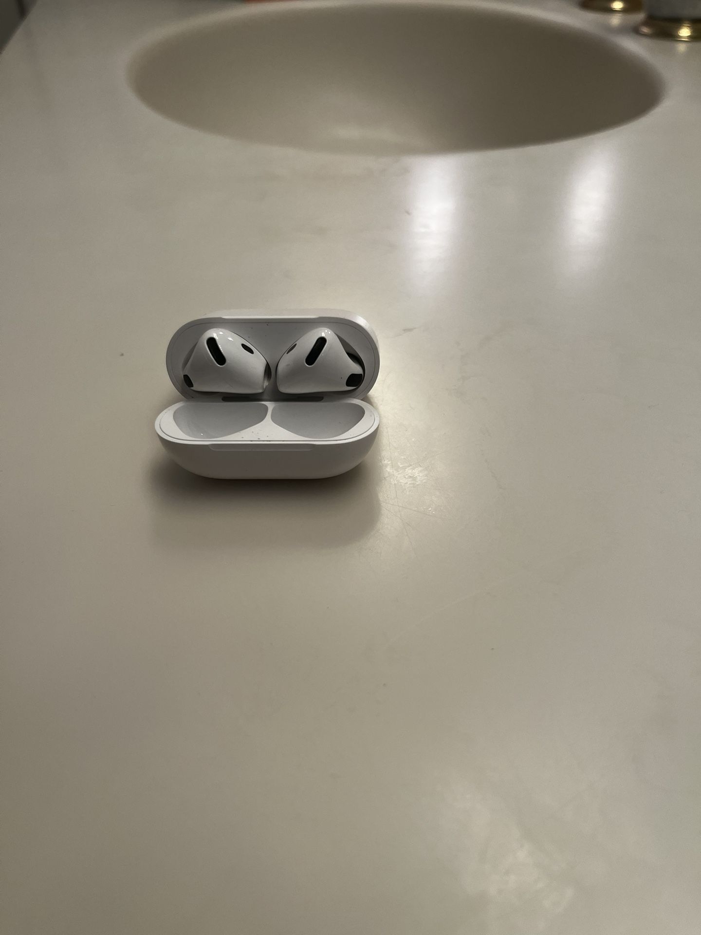 White AirPod Bluetooth Earbuds READ DESCRIPTION