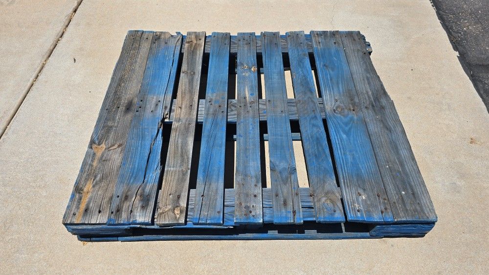 FREE BLUE PALLET