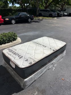 Twin-size mattress with box spring by Classic Elegance – Excellent condition