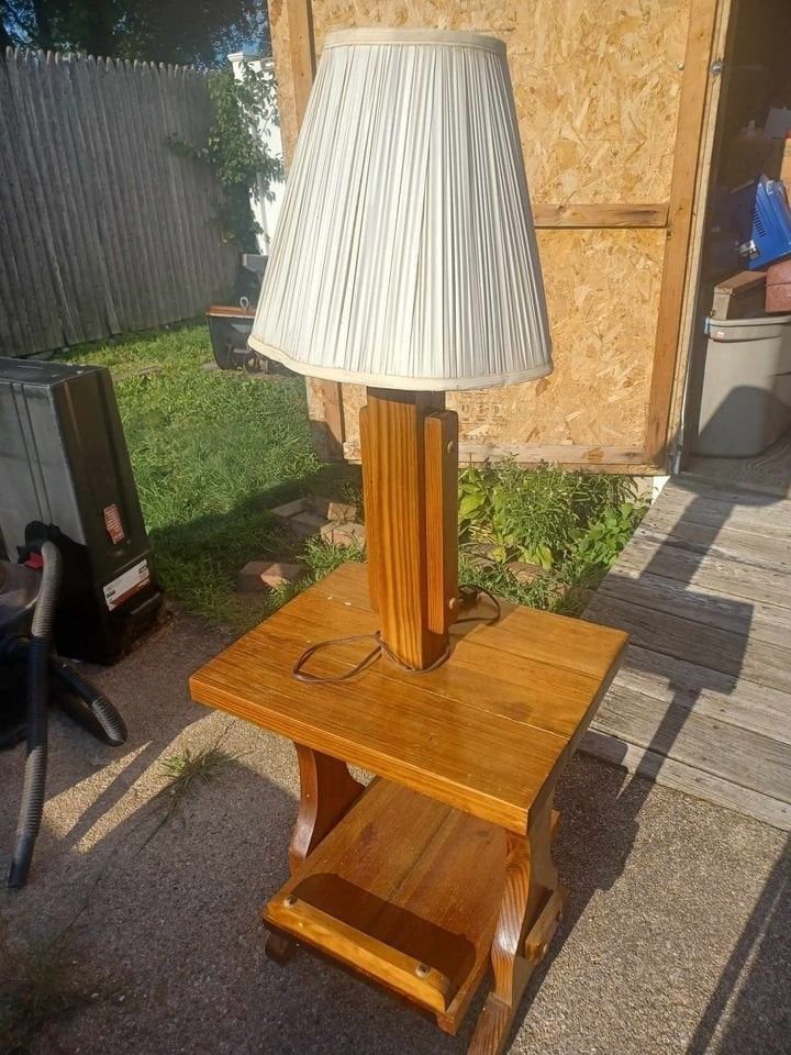 Vintage (?) Style End Table W/lamp