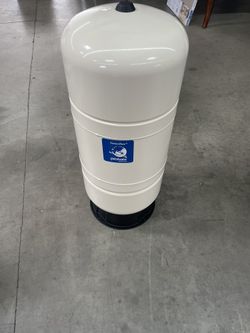 Global Water Solutions PressureWave 34 Gal Vertical Pressurized Well Tank