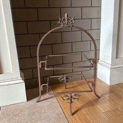 Belaverra Metal Plate Stand