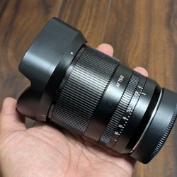 TTartisan 75mm f/2 AF Lens in EXCELLENT condition for Sony Mirrorless Cameras