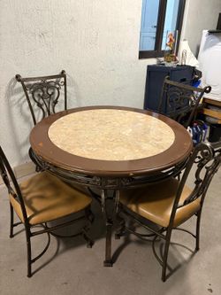 Mesa de comedor con 4 sillas