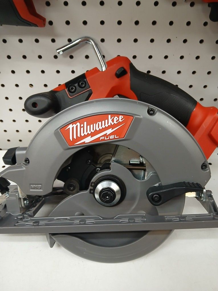 Milwaukee New 61/2" Circular Saw 18M Fuel Brussless