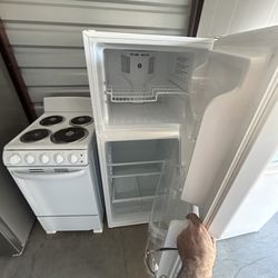 20” Electric Stove And Refrigerator 