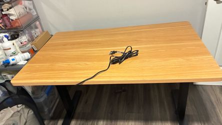 Adjustable standing desk