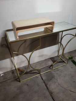 Vanity table