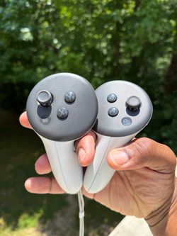 Meta Quest VR Headset + 2 Controllers – Excellent Condition