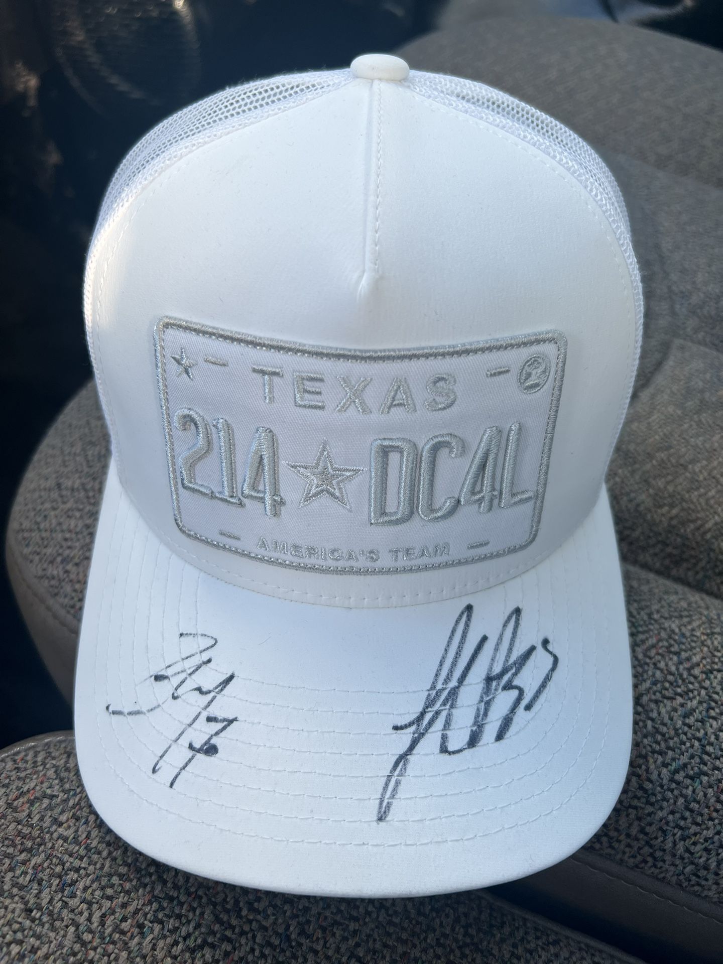 Signed Cowboys Hat By Leighton Vanderesh, Zack Martin, And Ezekiel Elliott