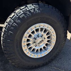 18x9 KMC Rines Y Llantas 37/1250/18 Nitto Ridge Grappler 