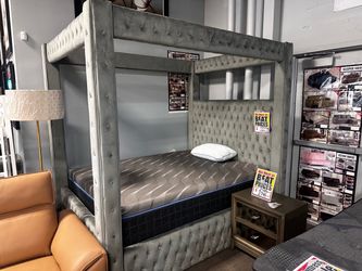 Stunning Queen canopy bed! 🚨📦