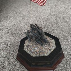 THE MARINE CORPS WAR MEMORIAL REPLICA (Danbury Mint)