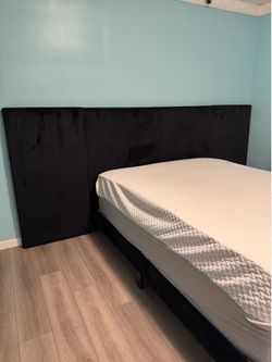 Queen bed & Matching Dresser Set