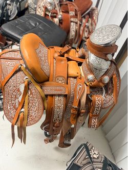 Montura bordada con fuste de plata