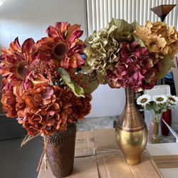 DECORATIVE VASES WITH FLOWERS 