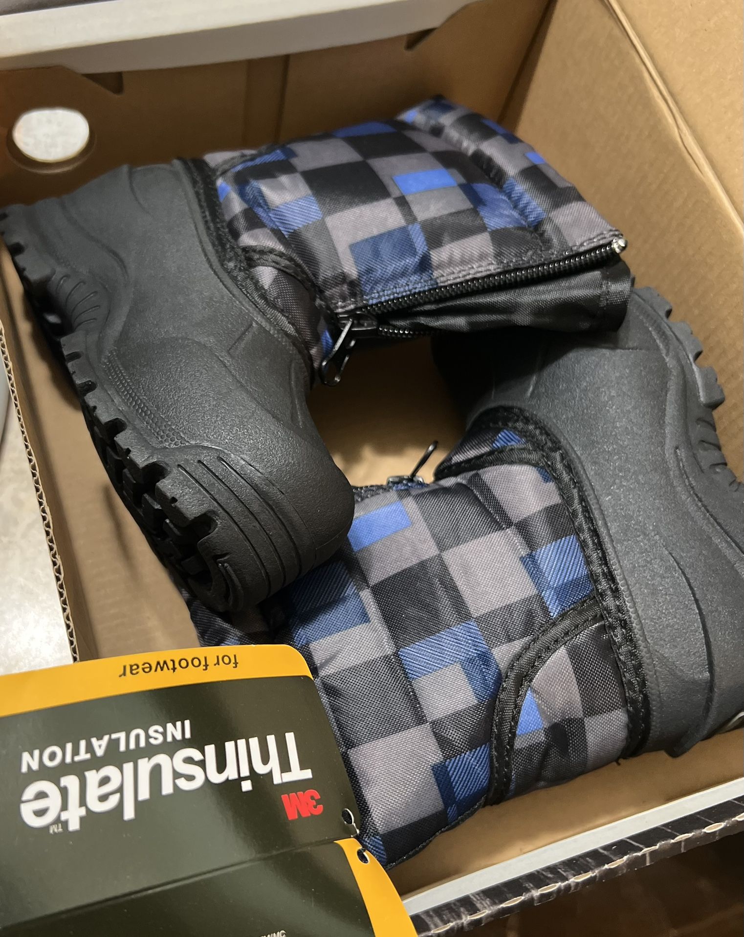 Size 7 Boys’ Snow Boots.