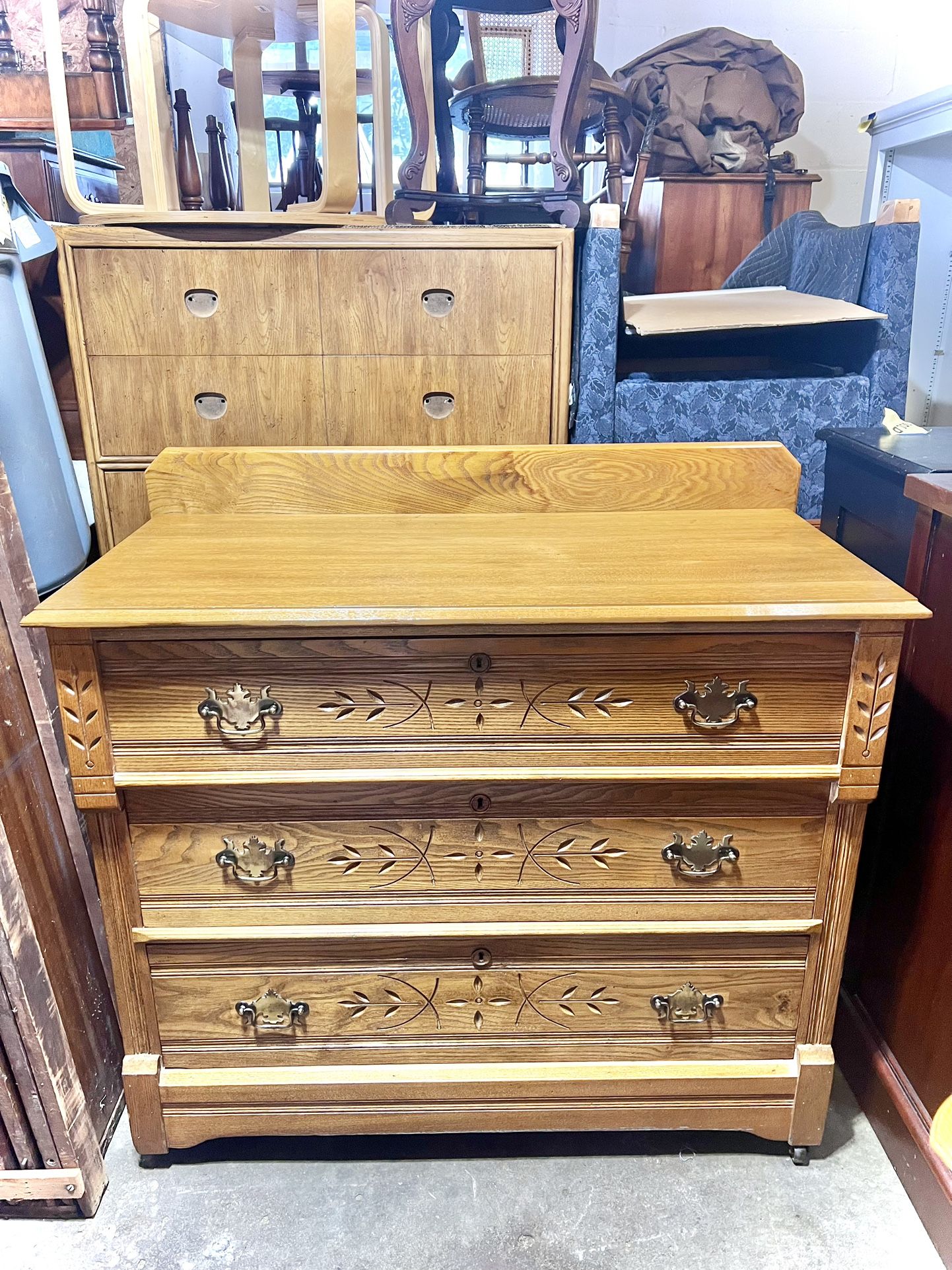 Nice late 1800’s Victorian Eastlake spoon carved 3 drawer dresser