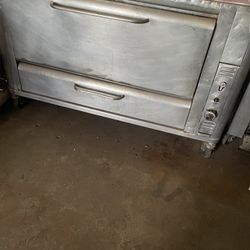 Commercial oven for pizza bread any kind of meat it’s Gas