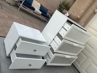 Beautiful dresser with one night stand excellent condition H45 W32 D18 free delivery