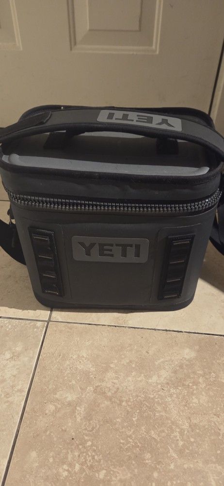 Yeti Hopper Flip 8