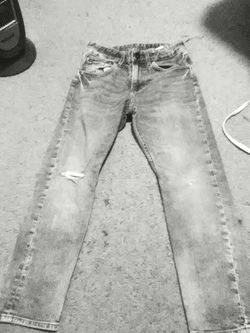 Size 9 denim distressed levis