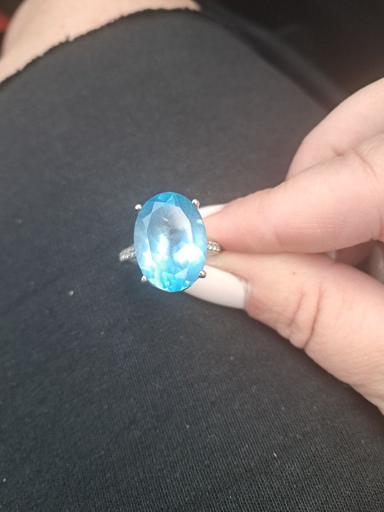 .925 Sterling Silver Blue Topaz Ring Stunning Piece