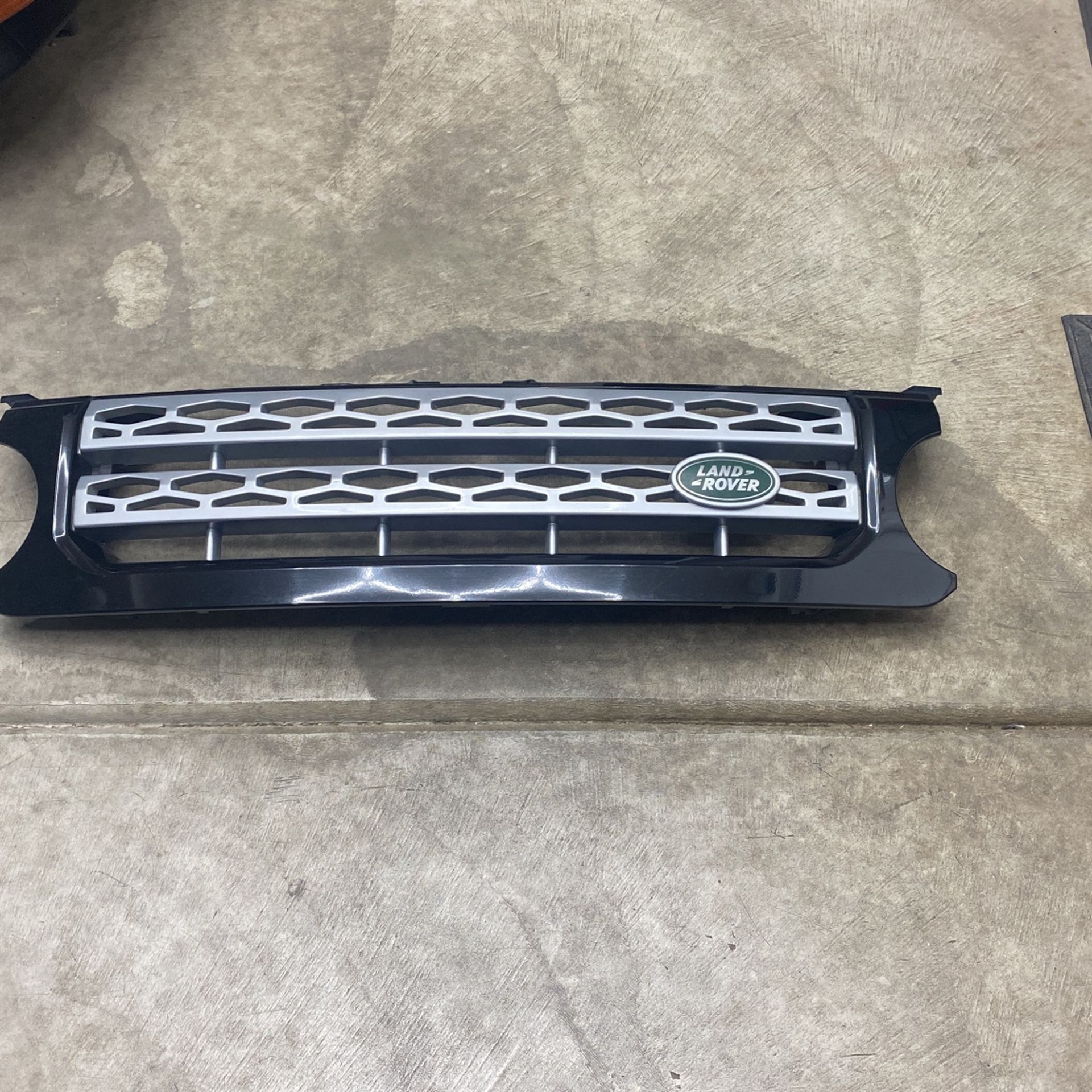 LR4 Front grill Black 