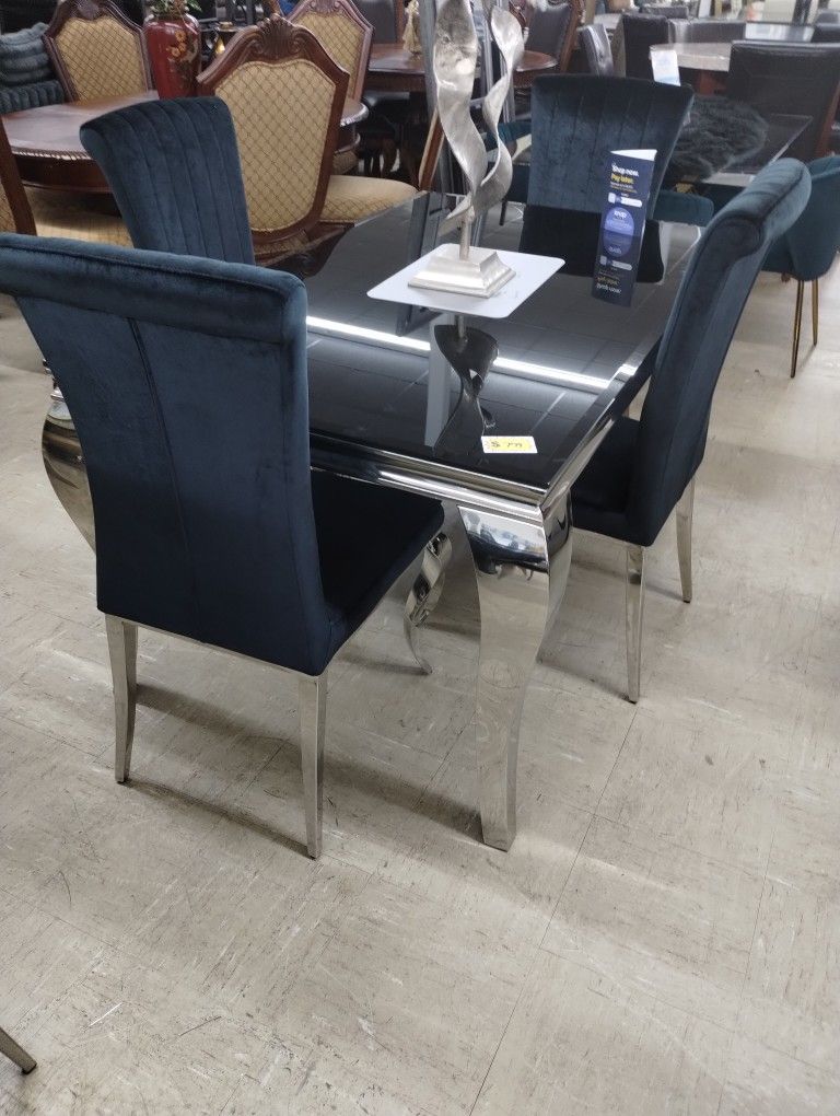 Nice Dining Table Set