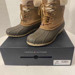 New in Box Tommy Hilfiger Mysty Women’s Size 8 Waterproof Duck Boots, Light Brown