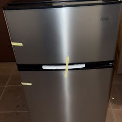 3.1 cu ft Insignia Min Fridge 