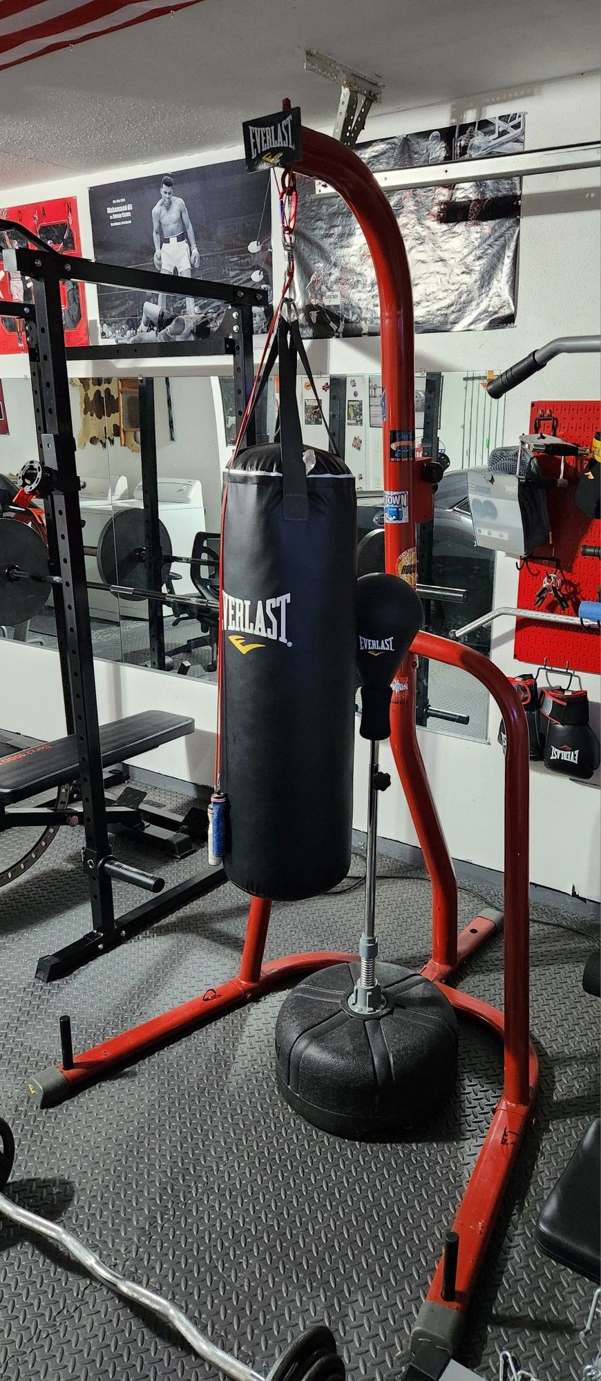 Boxing bag with stand. Sports & Outdoors