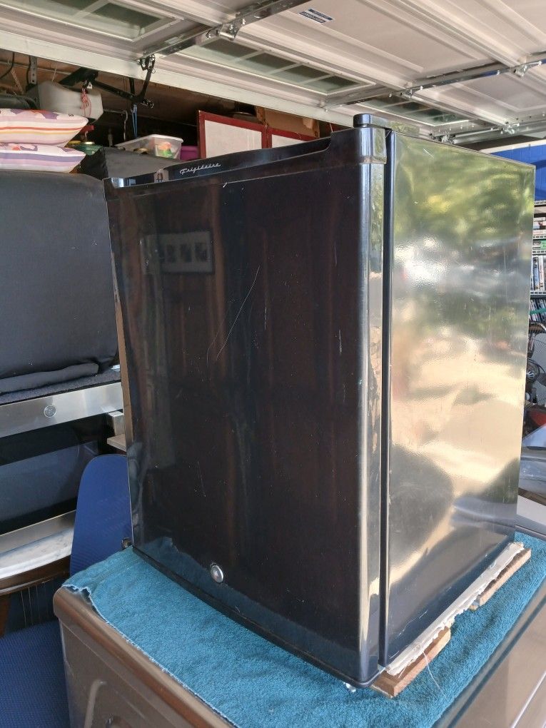 Mini Refrigerator! Must Go!