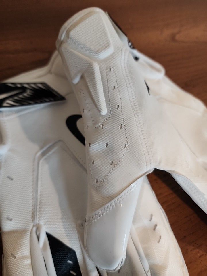 Supreme X Nike Vapor 4.0 football gloves for Sale in Calabasas, CA - OfferUp