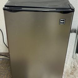 RCA 3.2 cu. ft. Mini From Fridge refrigerator / freezer,