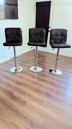 Black barstool chairs