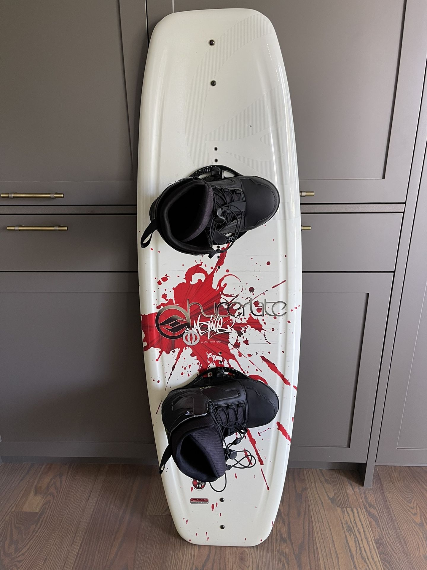 Hyperlite Motive 134 Wakeboard With Byerly Full Wrap Bindings