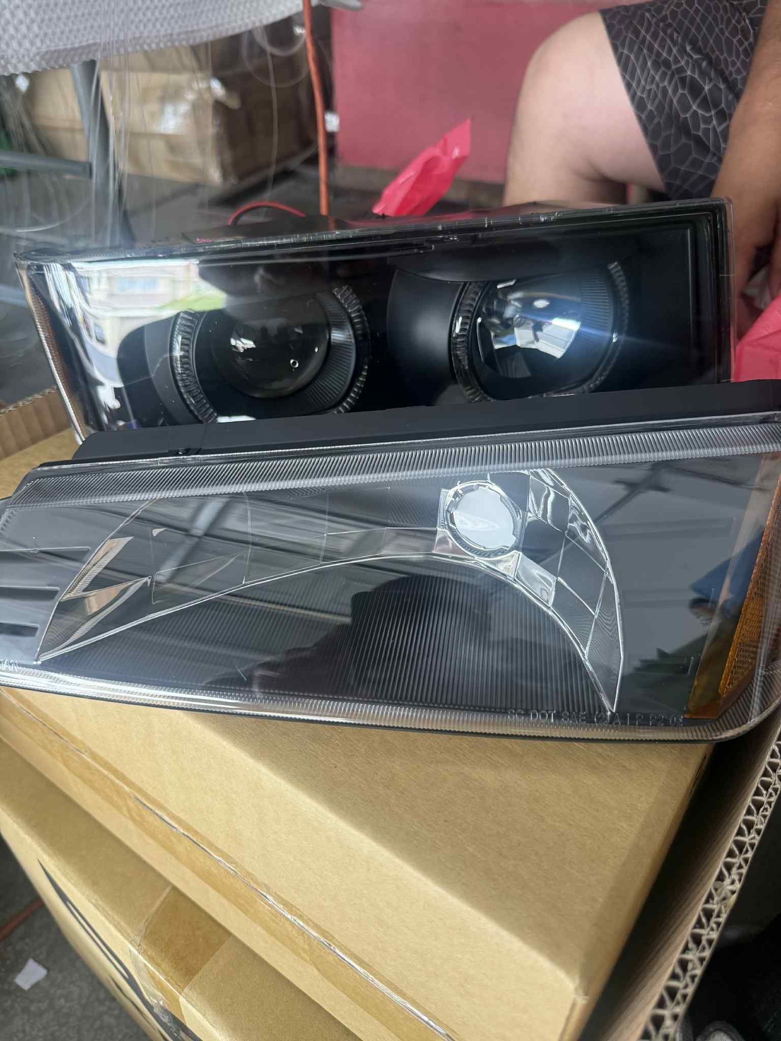 Chevy Avalanche 02-06 Body Cladding Black Halo Projector Headlight Set